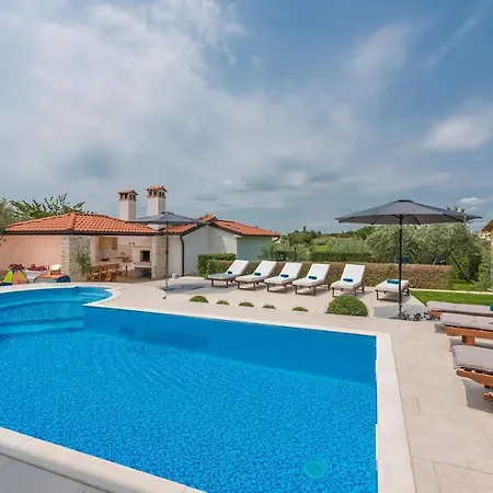 빌라 Luxury Lavanda With Pool And Sauna